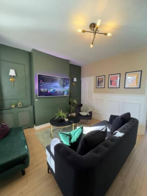 Rooms Near Me - Getway Lux Choice! 3BR Entire House, Lounge with Smart Tv, Dining Area, Private Gated Parking, Easy Access to M5 J2 & J3, Halesowen, Birmingham